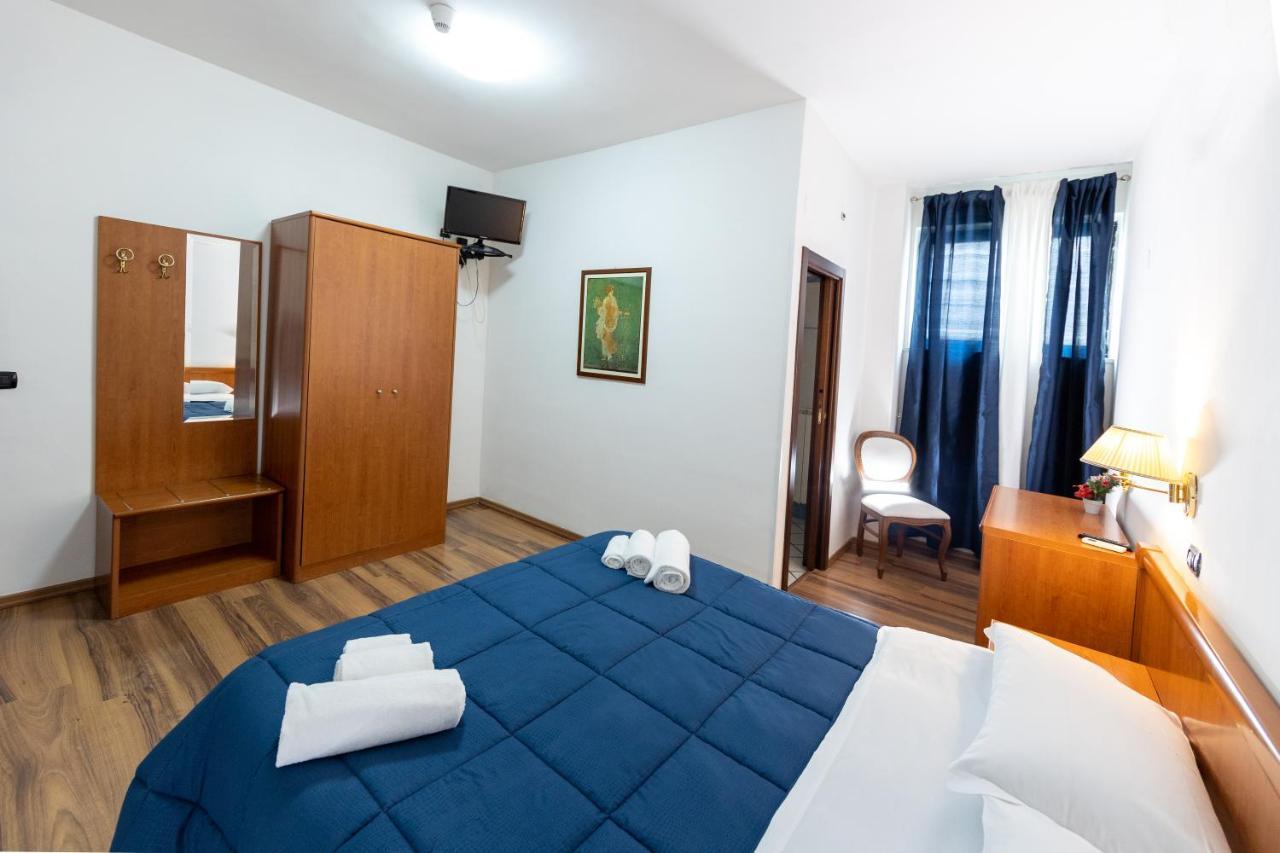 Hotel Pompeii Ruins Torre Annunziata Bagian luar foto