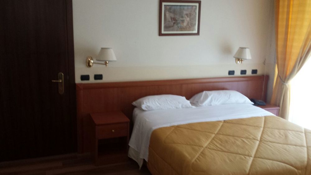 Hotel Pompeii Ruins Torre Annunziata Bagian luar foto